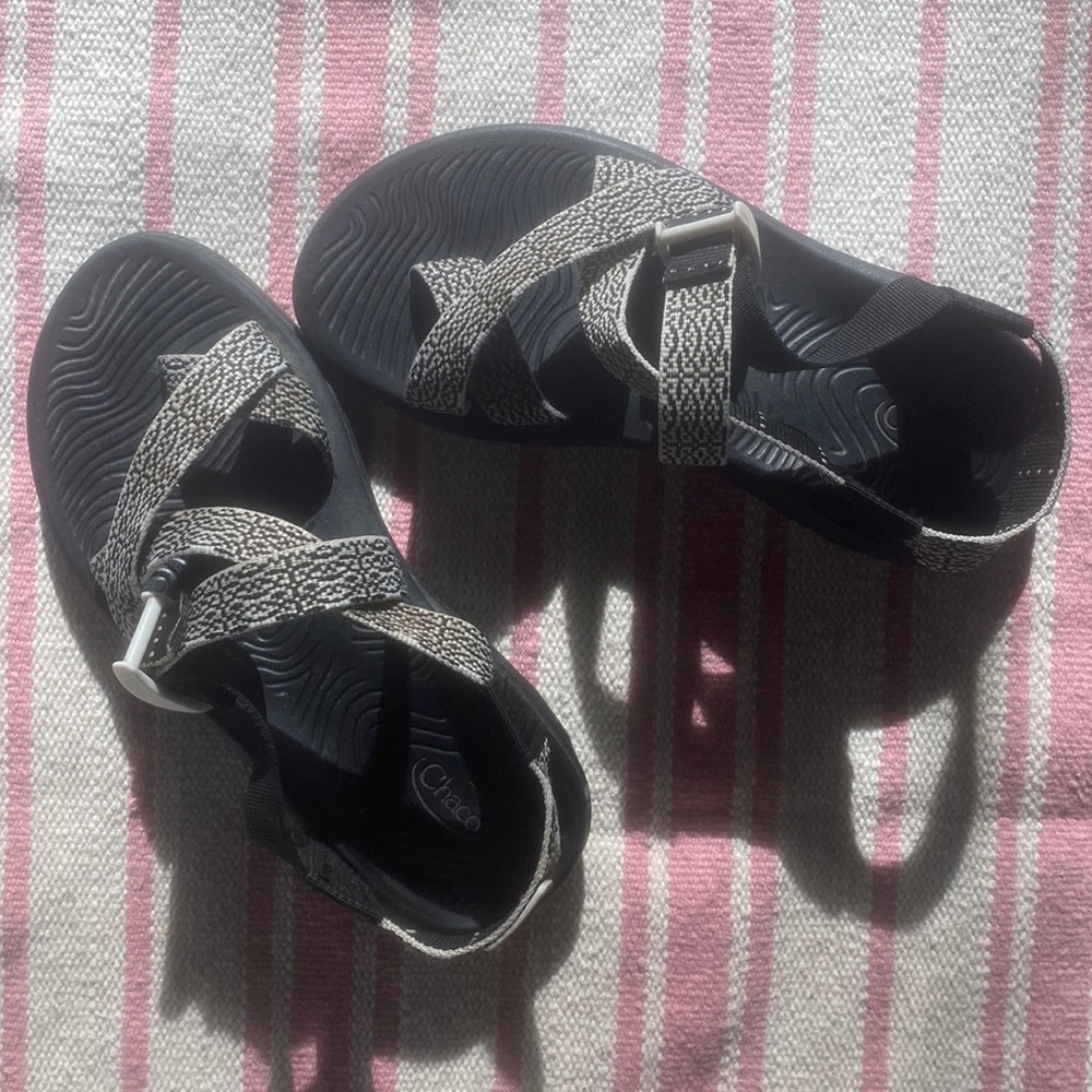womens chacos black and white pattern